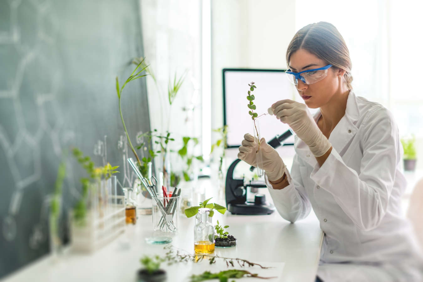 Elements<sup>&reg;</sup> -  a young woman in a laboratory conducting research.